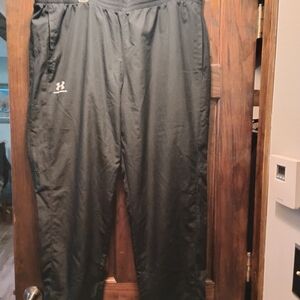 Like New Men's XXL Under Armour Dark Athletic Pants.